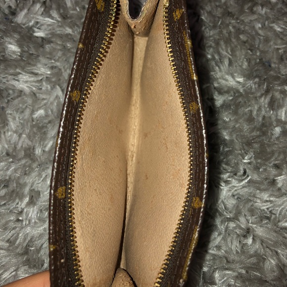 Louis Vuitton Cosmetic Bag - Picture 4 of 8